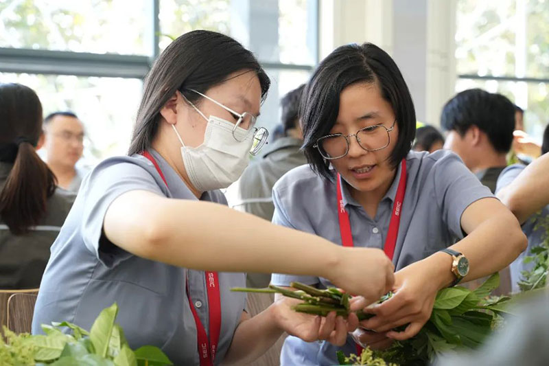 The fragrance of flowers overflowed and the team worked together