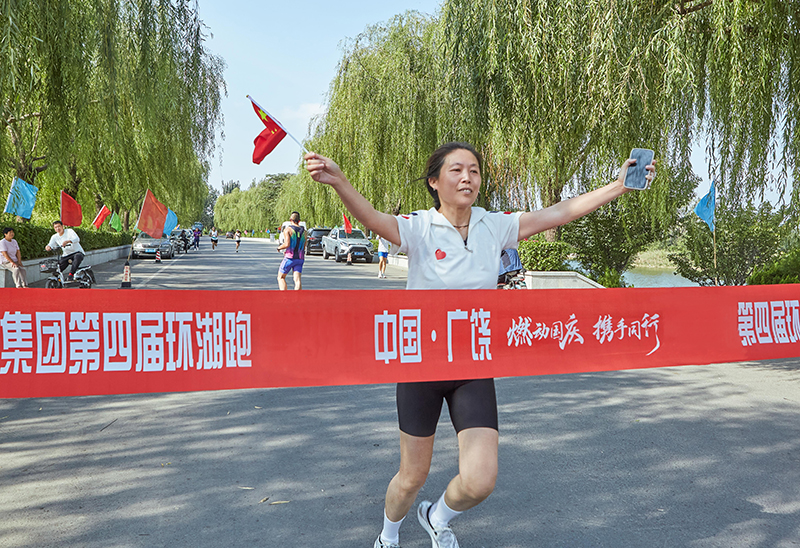 Energetic running around the lake, running out of a healthy new style